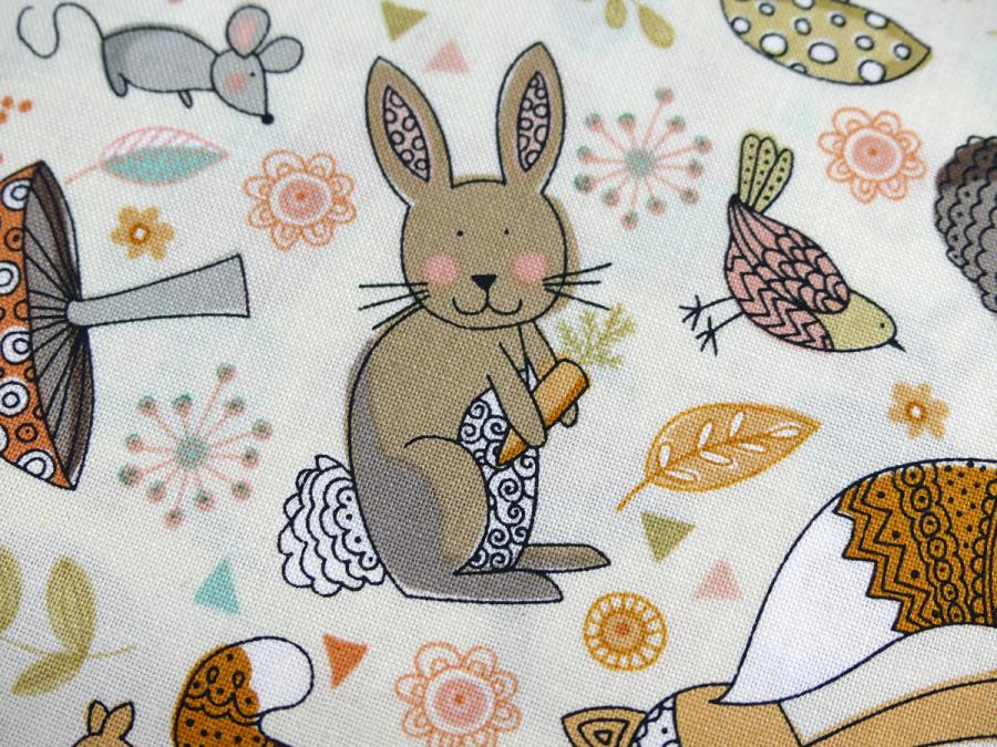 Patchworkstoff aus der Serie Doodle Days mit Eichhörnchen Fuchs Uhu Igel von Makower  Detailansicht